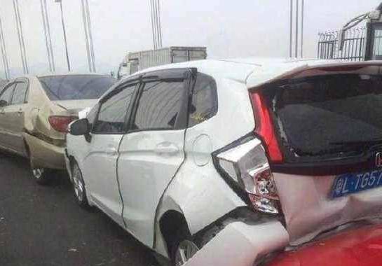 法拉利追尾，可当司机开车门瞬间，剧情反转