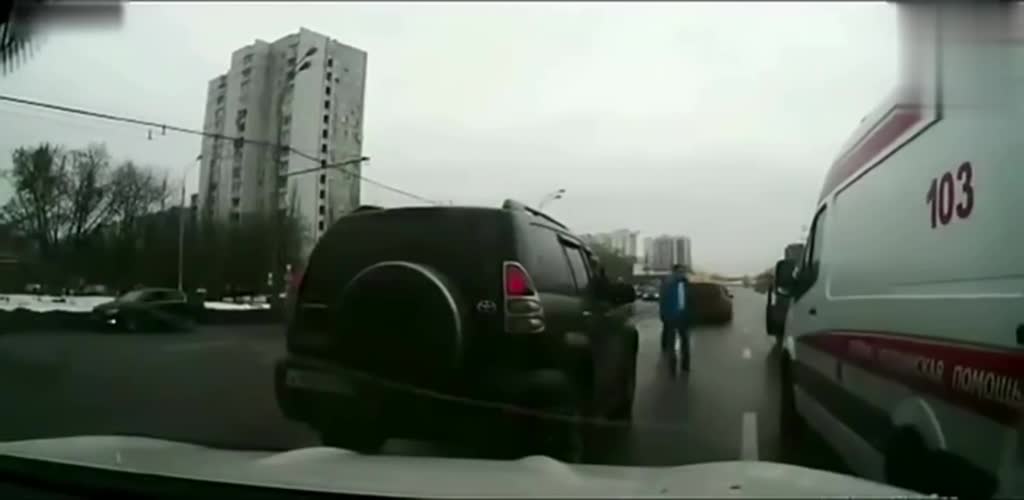 出租车别停救护车，惹怒丰田霸道，车主下车直接怼