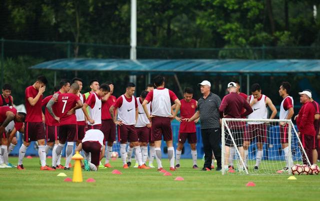 足协新政逼恒大球员超市开张,中超四队可疯抢