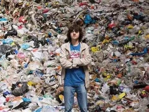 他19岁就辍学，用了10年清理了半个太平洋，今身价32亿豪车无数！