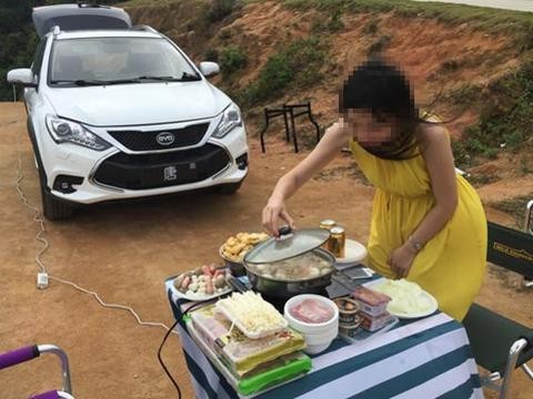 这车掀开引擎盖，10分钟居然烤熟11根香肠，比亚迪唐也自叹不如