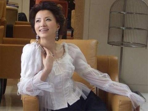 央视的3位美女主持人，个个身价不菲坐拥豪车，老公都是大人物！