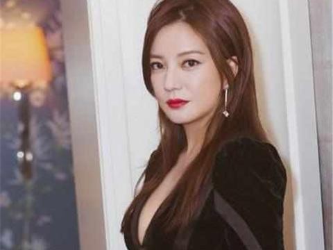 赵薇开豪车带16岁继子逛街，仔细一看，可知赵薇对儿女没有偏心！