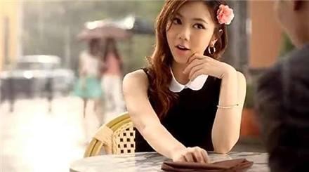 德芙女神又换人！身价4亿不爱坐豪车的她，但容貌比邓紫棋更美！