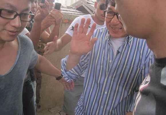 成龙自称是房玄龄后人, 两位亲生哥哥穷到乞讨度日不救济