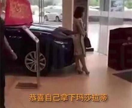 微商进4S店，对着300万的豪车拉横幅，拍完照就走！