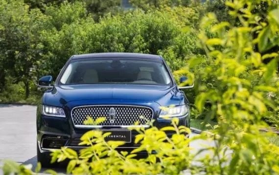 美式战舰：我坐在跑车里想要一辆「林肯大陆」