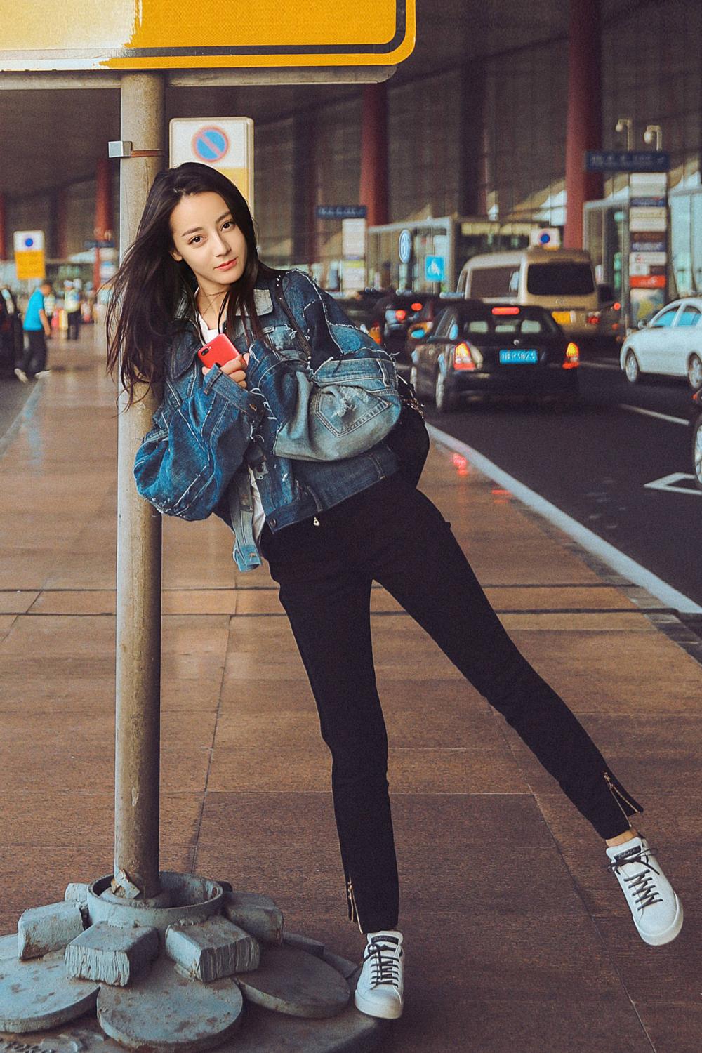 迪丽热巴打扮休闲出发去米兰，背着双肩包很可爱!