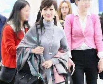 63岁“不老女神”赵雅芝现身机场，相比当年坐豪车的她，更美了！