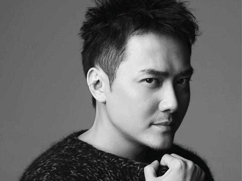 他见证了赵丽颖从跑龙套到女神的过程，今身家过亿，坐拥豪车！