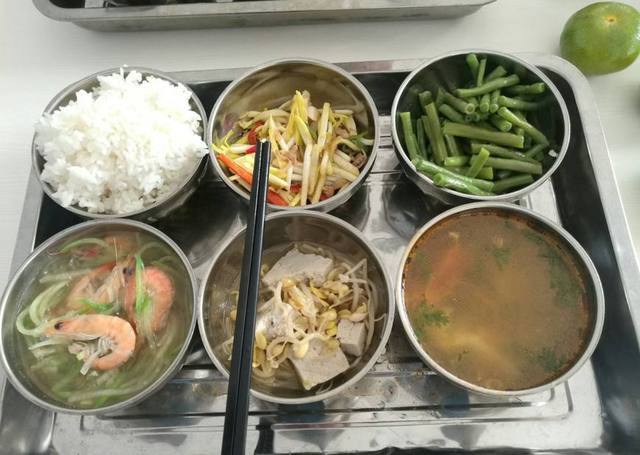 移动公司食堂工作餐,标准:四菜一汤,外带一个水果.