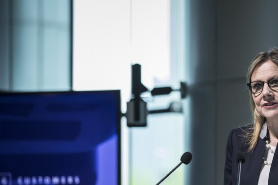 我问了玛丽•博拉一个问题，她的回答透露了通用未来哪些信息？