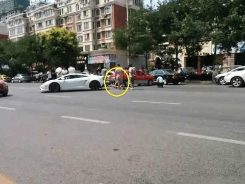 网红开兰博基尼被出租车撞了, 却被怀疑兰博基尼是假的?
