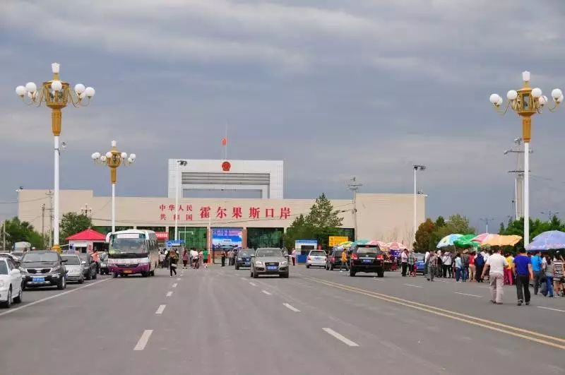 中国的边疆城市霍尔果斯口岸,门外就是哈萨克斯坦