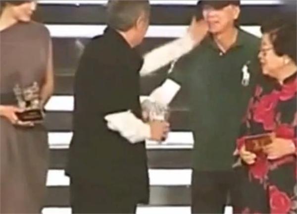 冯小刚口误称赵本山为黑社会，结果遭其反手给一耳光，冯小刚认怂(组图) - 3