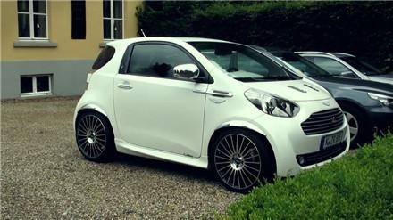 偶遇一辆小型汽车，看到车标那一刻，直呼：比普通的豪车还贵！