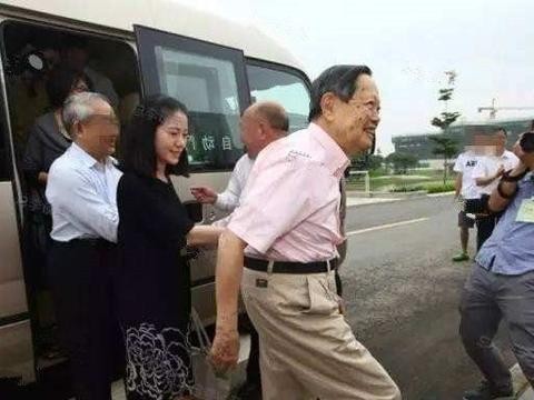 95岁杨振宁庆生，其妻穿成这样！