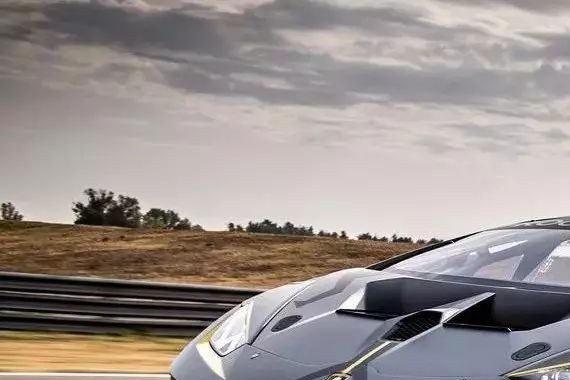 腕表和超跑更配 兰博基尼发布小牛赛车的同时与Roger Dubuis合作