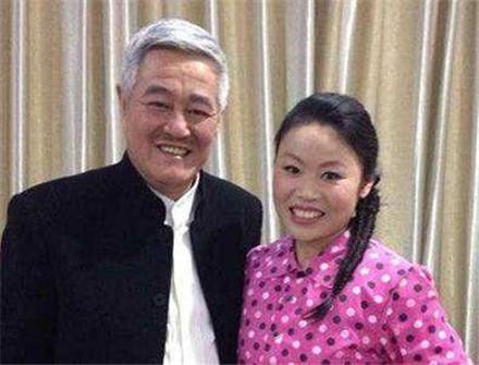 她凭星光大道爆红，和赵本山合影，今变富婆开豪车，但遭人厌恶！