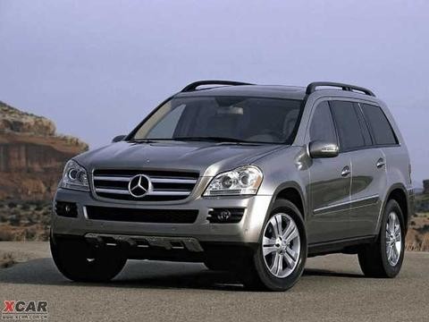 小伙子加油站撞了辆90万的奔驰, 结果钱没赔还合了张影!