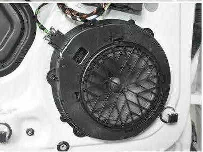 原来豪车的汽车音响是这样的！百万豪车配了个“假”音响