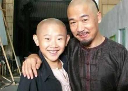 张国立“儿子”，32岁当童星，身高150遭鄙视，今开豪车娶校花！