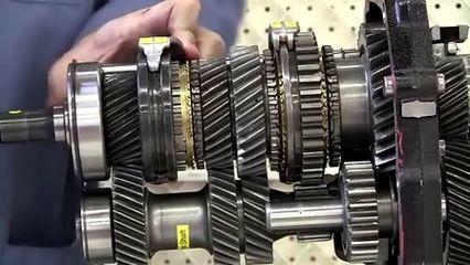 汽车变速箱油也需要定期更换,但不要换早了