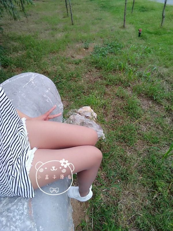 草地上的肉丝小白鞋