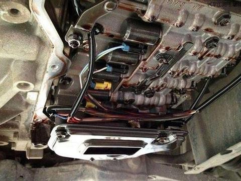 汽车变速箱油也需要定期更换，但不要换早了