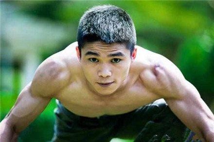 他身高只有1米5，但两次出演《战狼》，今开上豪车出行低调！