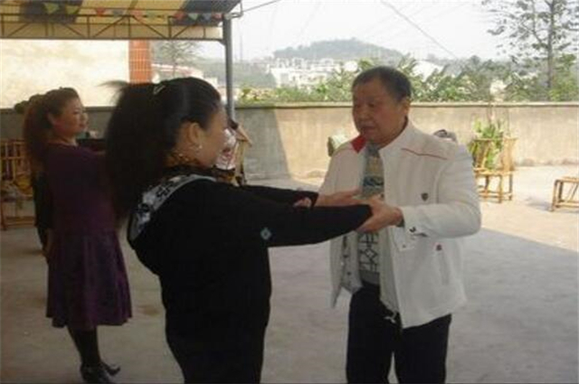 这位大汉奸坏事做尽 投诚后被陈毅点名枪毙 为何最后还被平反？