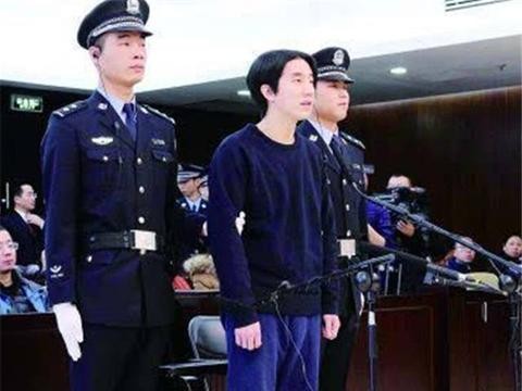 他私生活混乱，因犯事毁前程，今34岁豪车无数，还恋上了未成年！