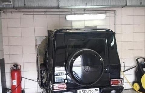 洗车工错踩油门，一声巨响，百万奔驰G级撞穿墙壁