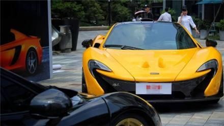 美女花费一万押金开法拉利，一小时只要40元，网友：小心赔不起！