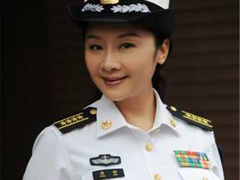 她多次上春晚， 帮丈夫成名后遭抛弃，今坐豪车与儿子相依为命！