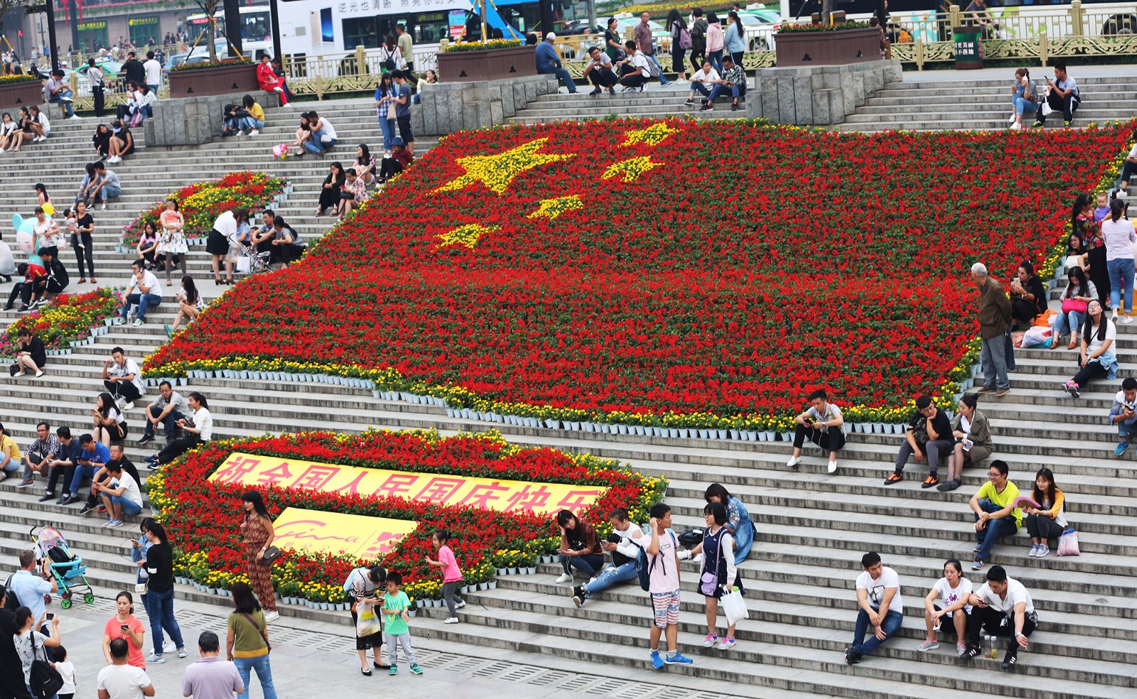 鲜花摆放的国旗非常美观震撼,下面还有一行字"祝全国人民国庆快乐".