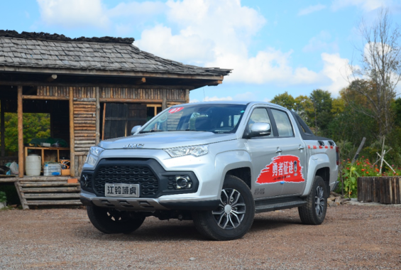 中国军用皮卡一半以上都是它，配福特发动机，外观神似猛禽