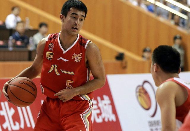 最烂球队最靠谱后卫无球可打 阿的江在其中究