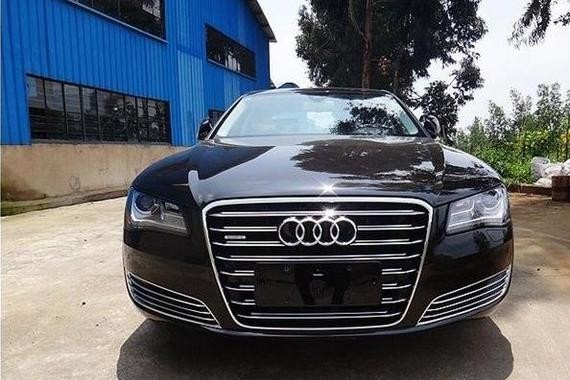 99万入手12款奥迪A8L豪华型，黑色亮高的钢琴漆，酷毙啦