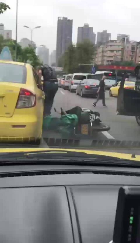 一名驾驶沃尔沃 ·SUV的男车主暴打邮政女快递员