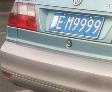 偶遇一辆出租车，车牌号88888，车标还是吉利的！