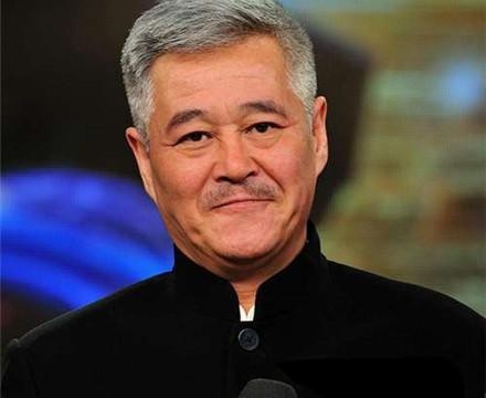 他比赵本山还牛，当年用刀砍自己手指，出行豪车，车牌还是5个8！