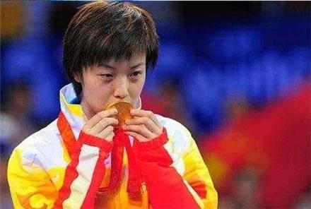 她是乒坛皇后，28岁身价千万，坐拥豪车无数，但嫁给了48岁老头！