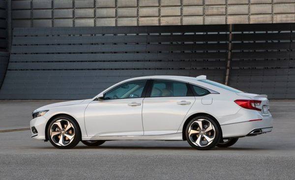 本田的经典车型雅阁也已经出到第十代了 2018