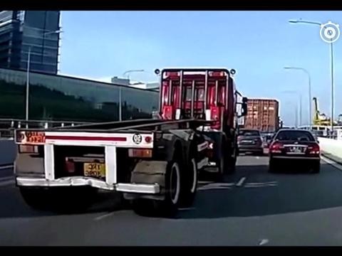 大货车任性变道，小轿车无辜“中枪”记录仪拍下这一幕