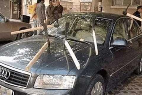 看完丰田凯美瑞和路虎乱停车的下场 网友表示再也不敢随意停车了