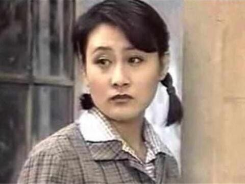 55岁张凯丽住豪宅，开80万的豪车出行，女儿20岁美得不像话！