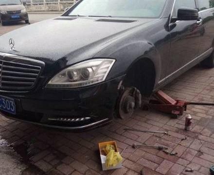 300万的豪车开在路上，开着开着，轮胎突然掉了！