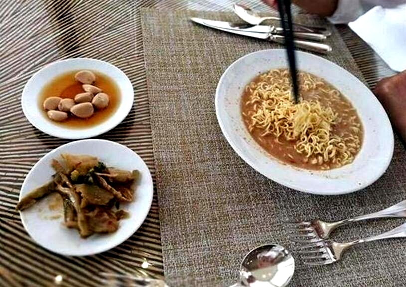 王思聪在街头吃烧烤, 马云在吃面