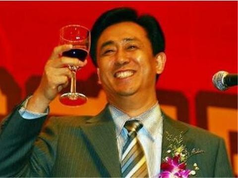 他当过钢铁工人做过首富，今被马云超越，出行豪车依旧霸气！